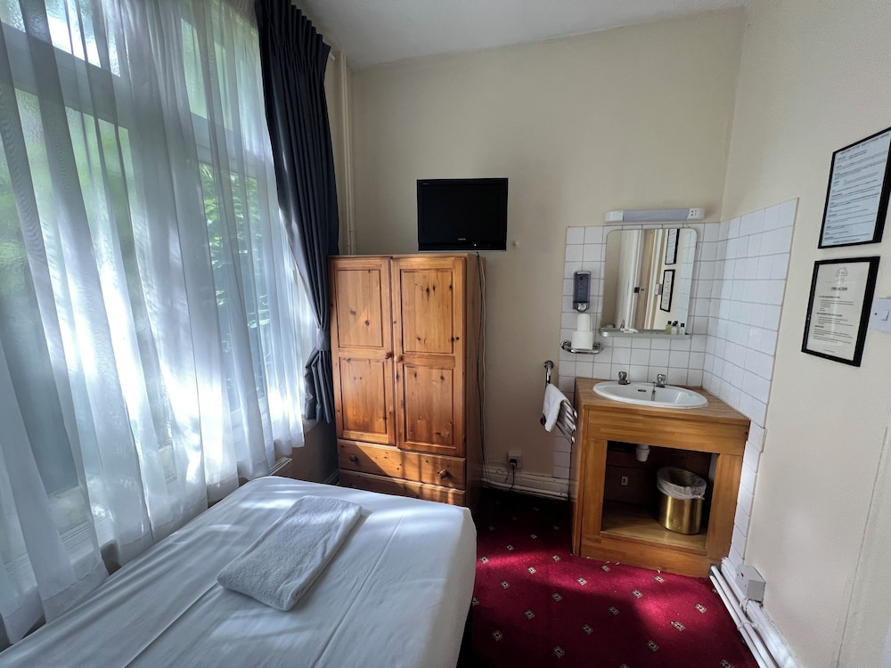 BASIC, SINGLE, SINGLE BED, SHARED BATHROOM