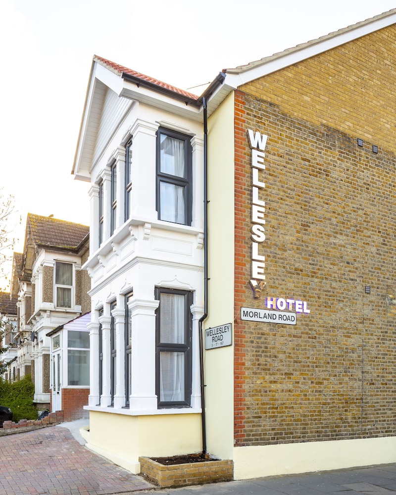 Wellesley Hotel 2/52