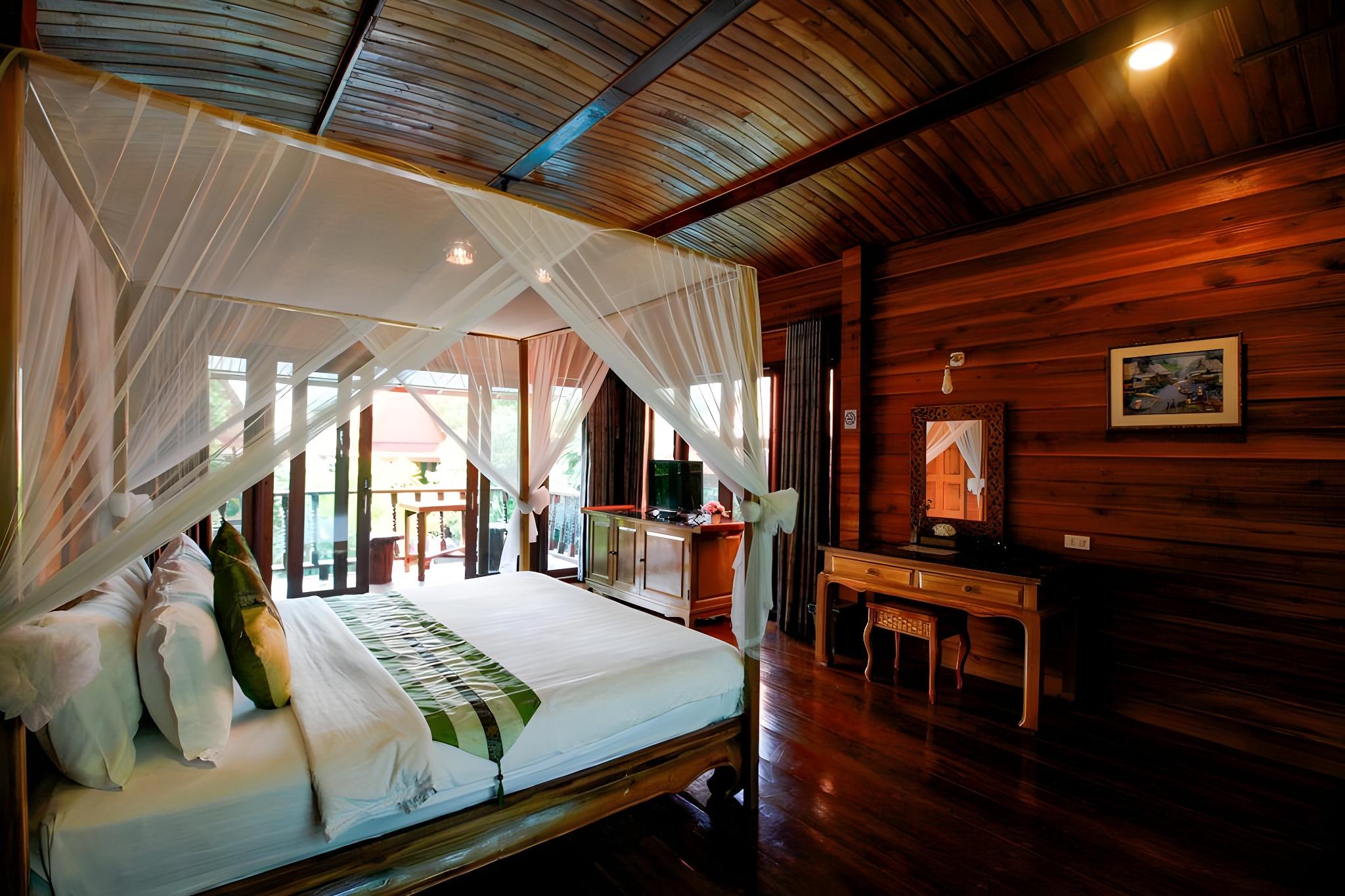 Thai, Deluxe, Queen Bed, Pool View