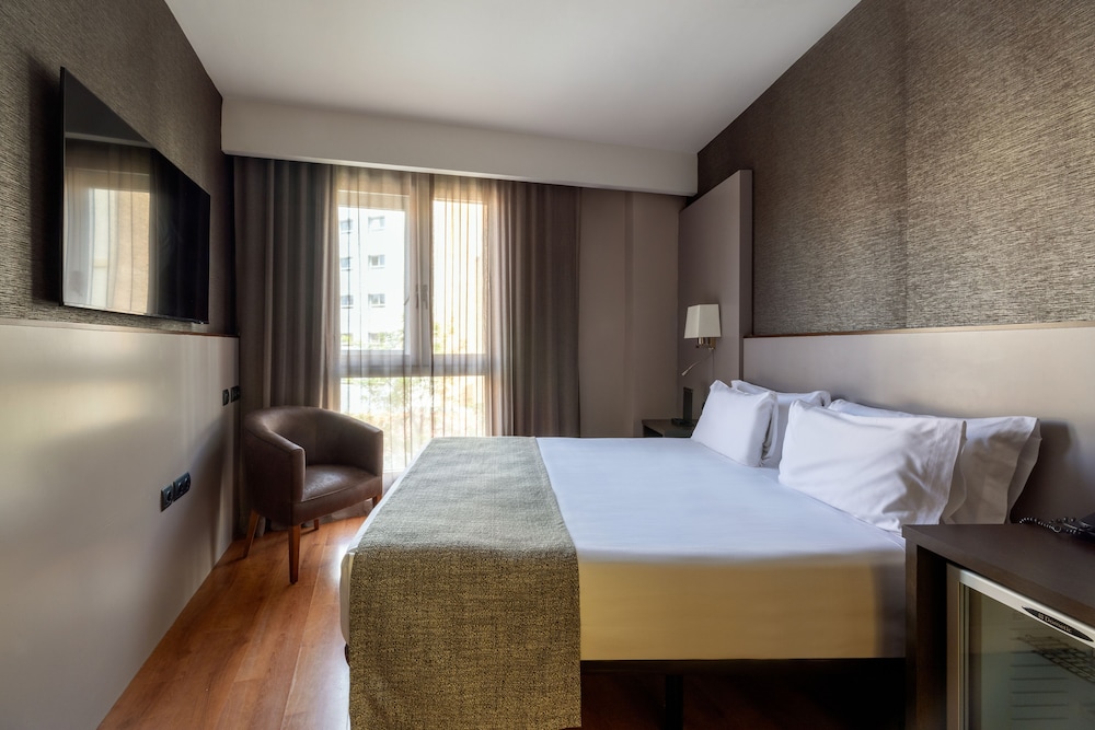 ROOM, DOUBLE BED