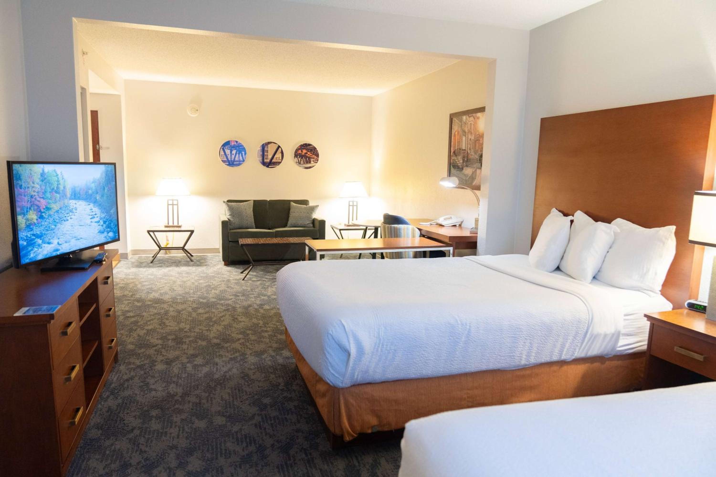 جناح تنفيذي بسريرين مزدوجين مع أريكة، La Quinta Inn & Suites by Wyndham Bannockburn-Deerfield 2/8