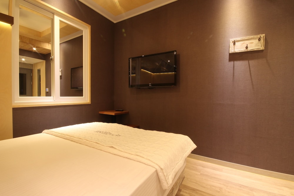 Boutique Hotel May 13/35