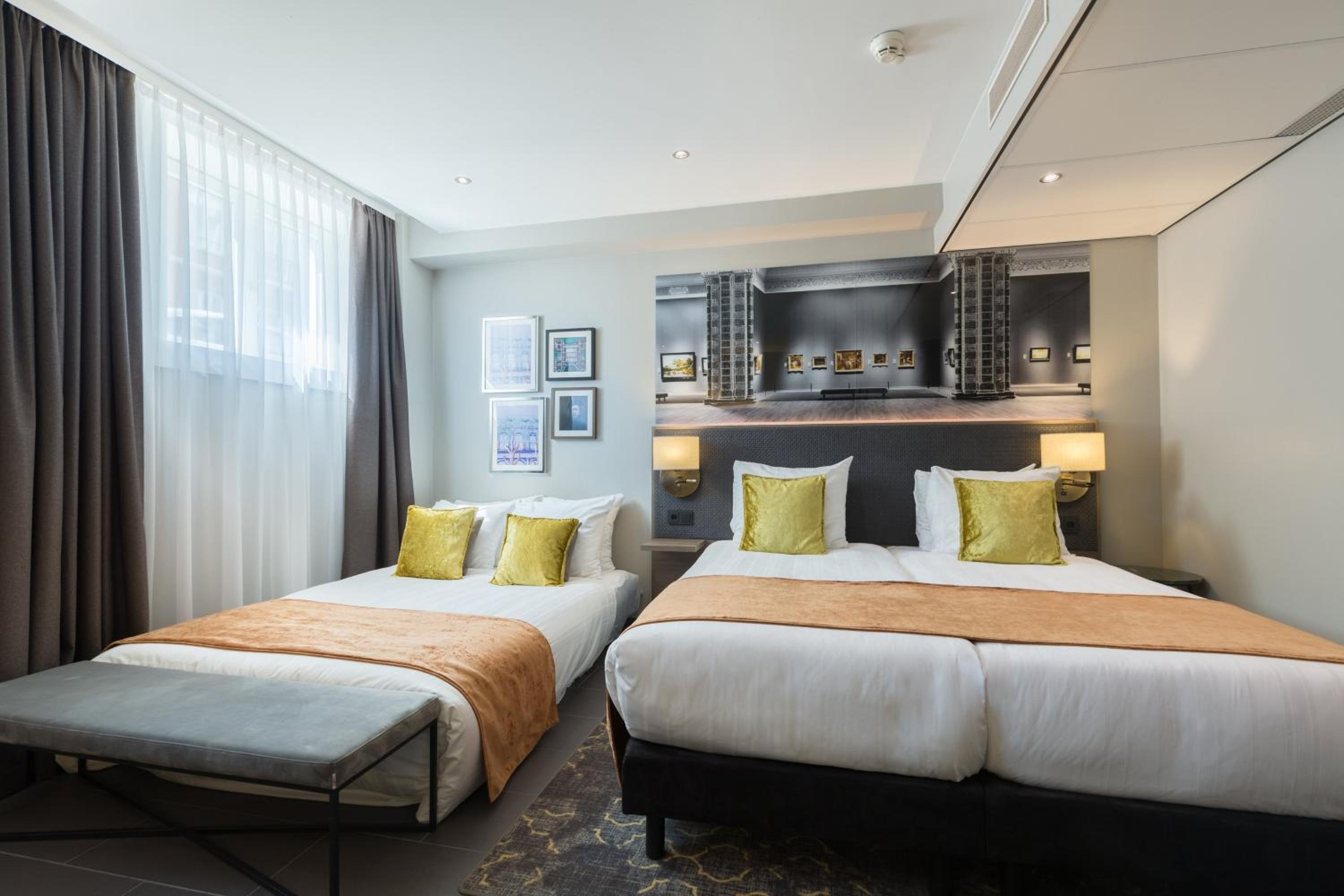 Comfort, Twin Beds, 1 Double and 1 Single Bed, Partial View, Sofa, Leonardo Hotel Amsterdam Museum Quarter 2/5