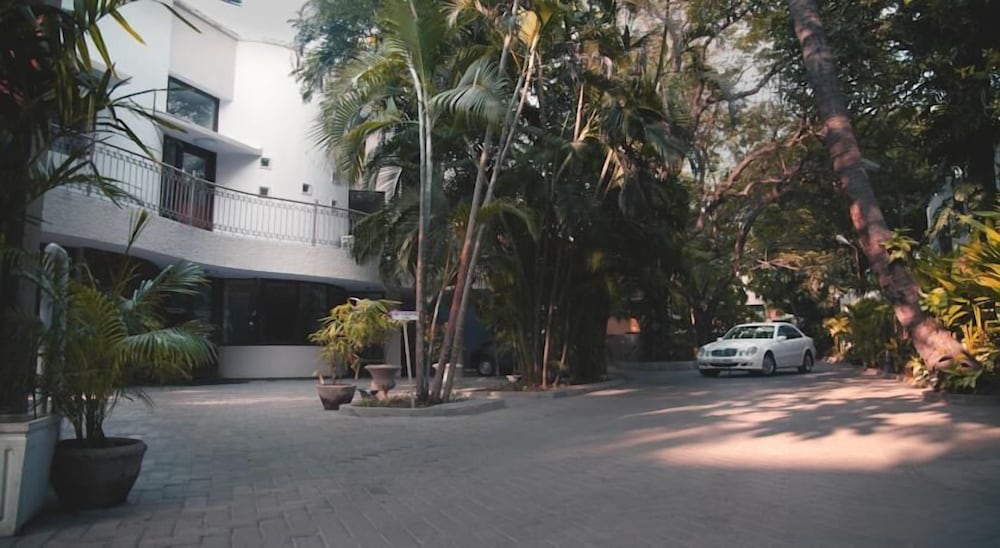 Hanu Reddy Residences Poes Garden 47/57