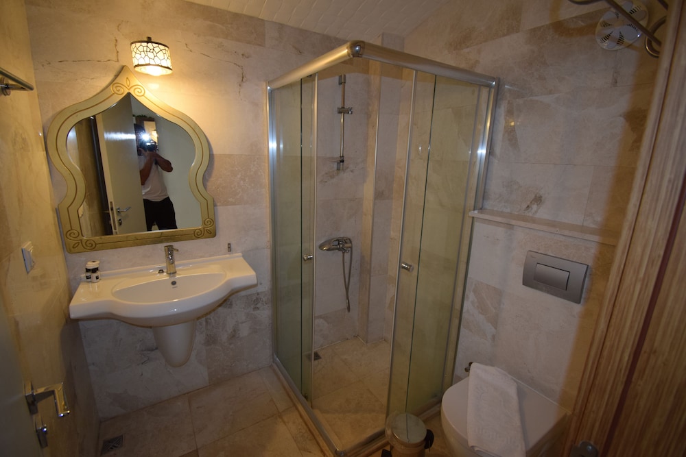 Cengiz Kaan Hotel 29/30