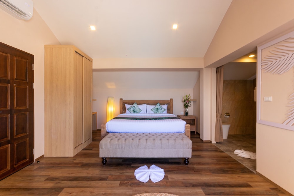 Deluxe, King Bed, Side Sea View
