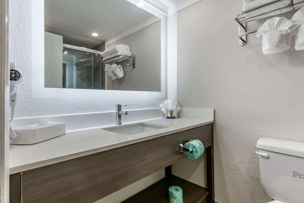 Clarion Pointe Raleigh Midtown 32/33