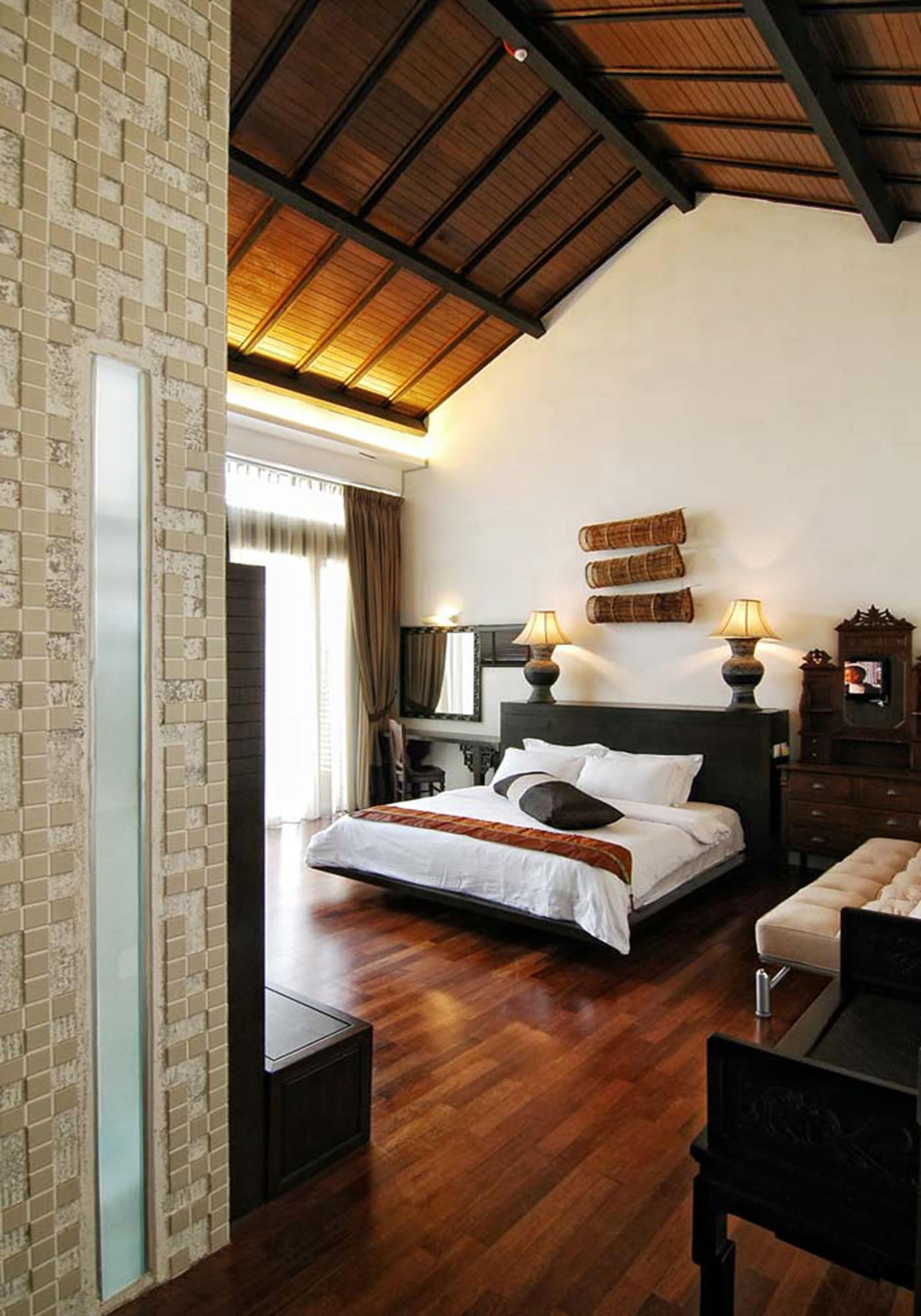 EXECUTIVE, SUITE