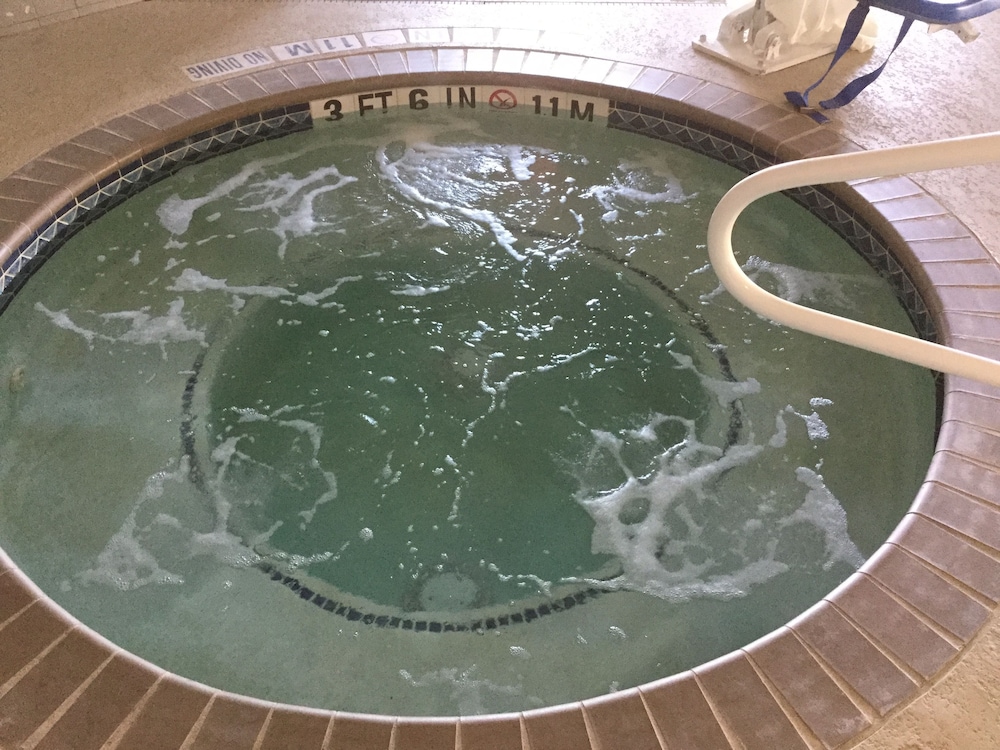 Holiday Inn Express Hotel Suites Hutto 38/72