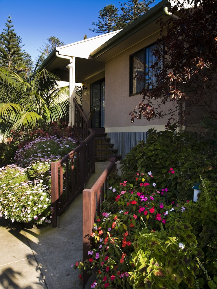 Governors Lodge Resort Hotel 50/69