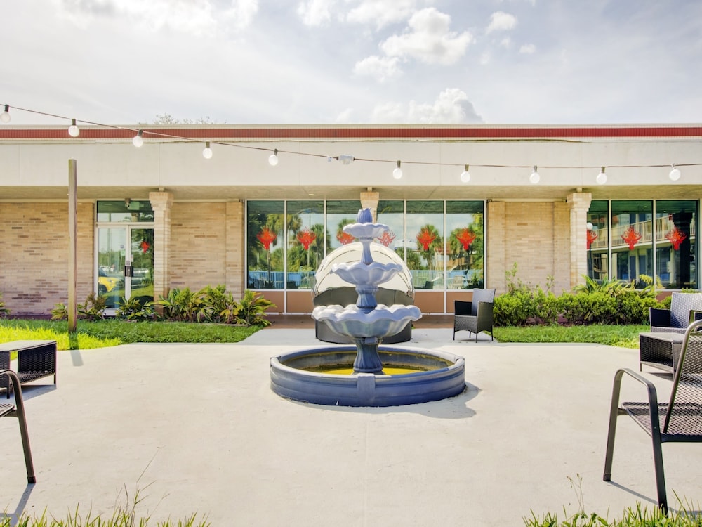 OYO Hotel Dundee By Crystal Lake 8/50