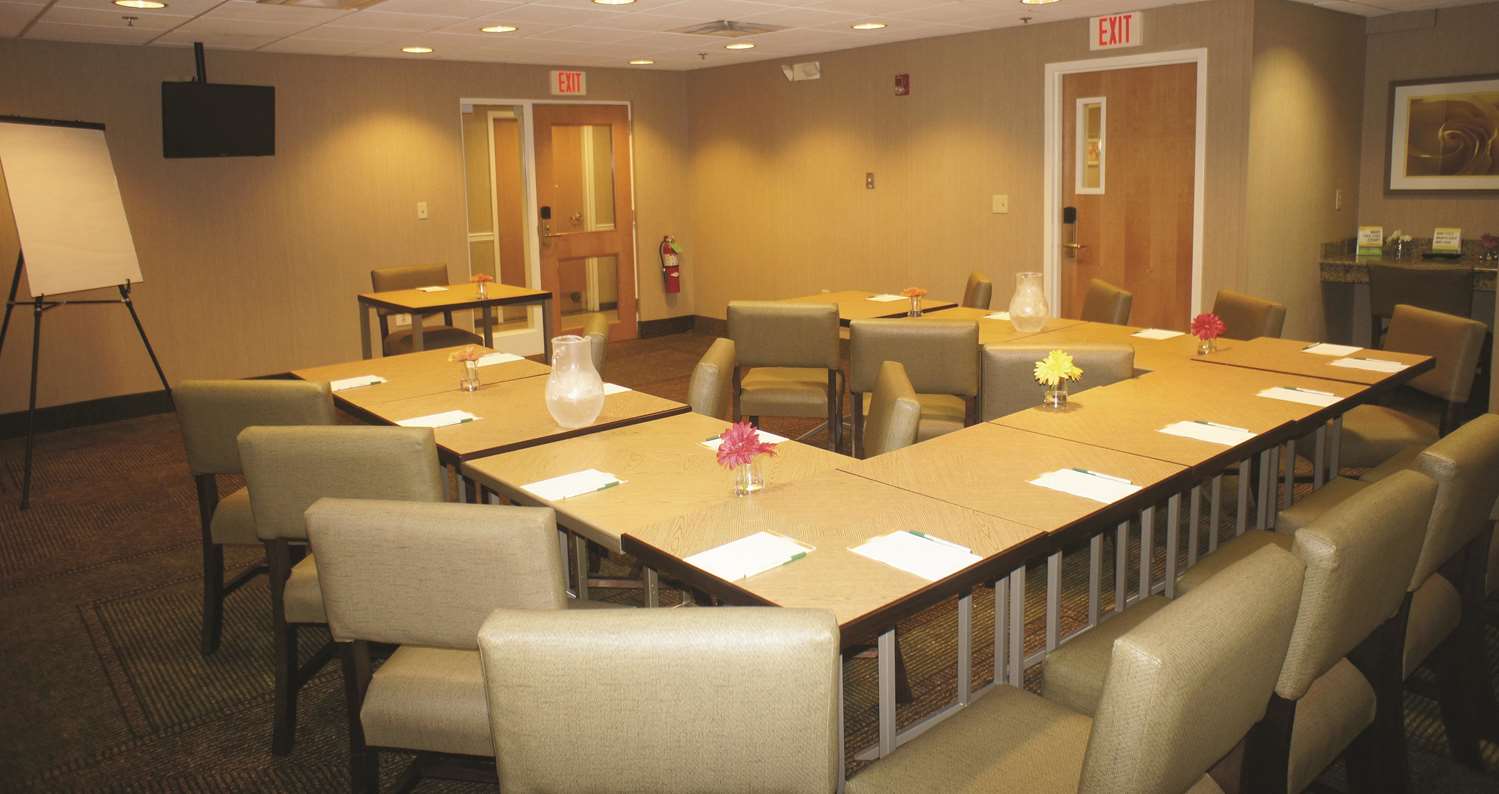 La Quinta Inn & Suites by Wyndham Boston Somerville 43/52