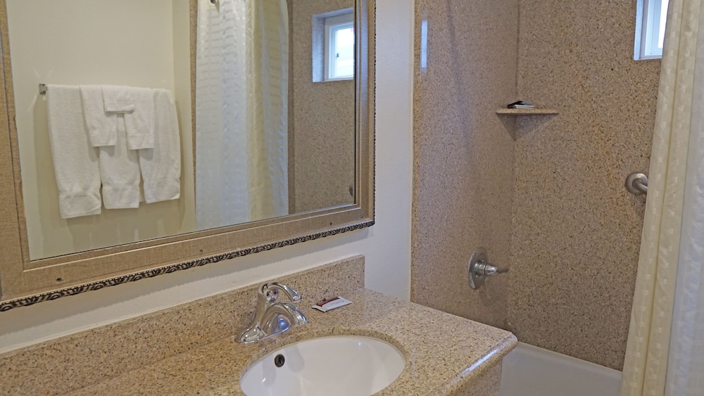 Redondo Inn and Suites 4/48