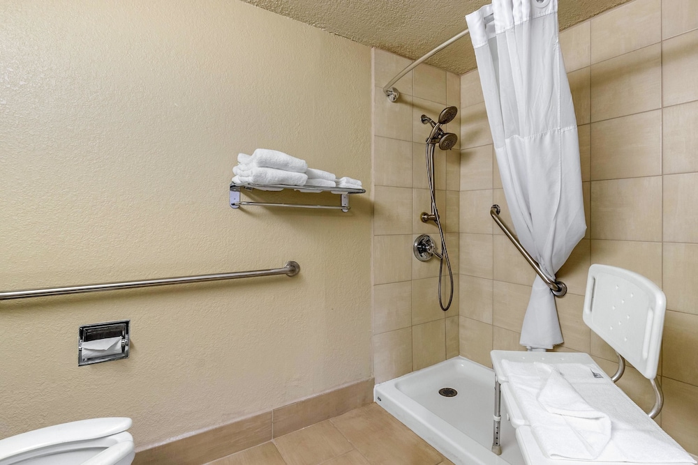 Quality Inn & Suites Des Moines - Merle Hay Road 16/39