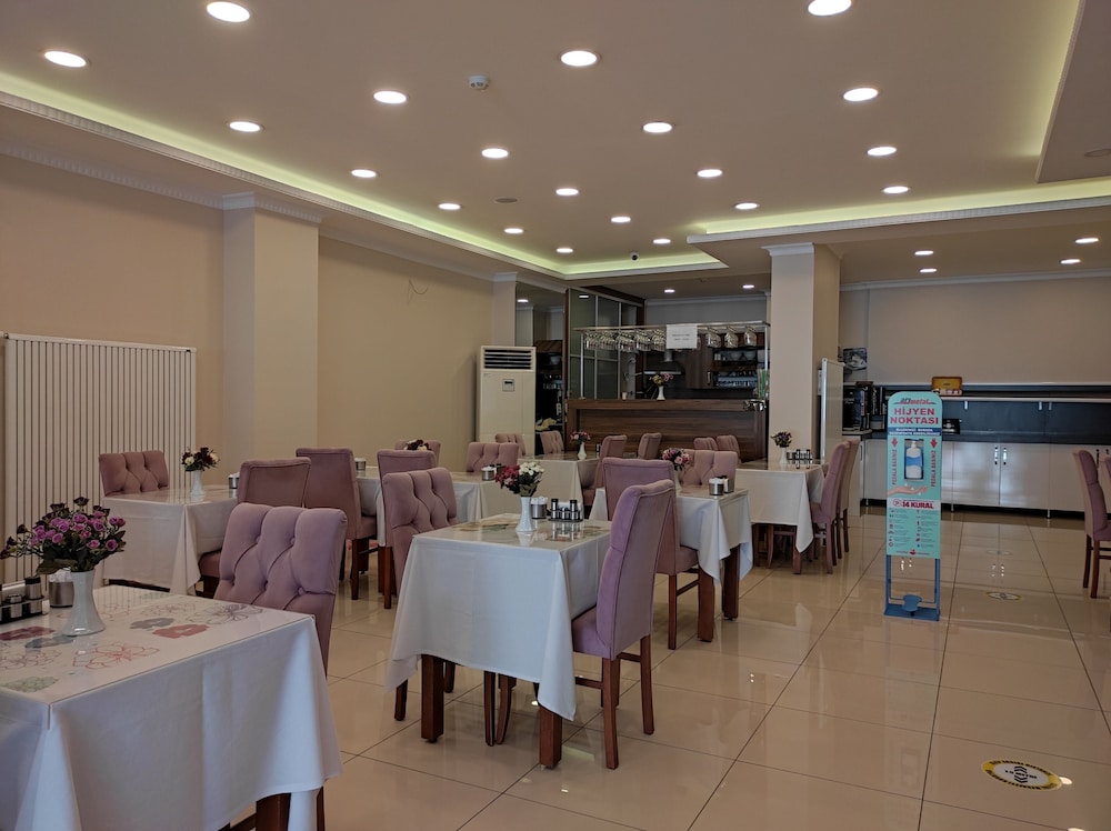 Magnaura House Hotel 46/53