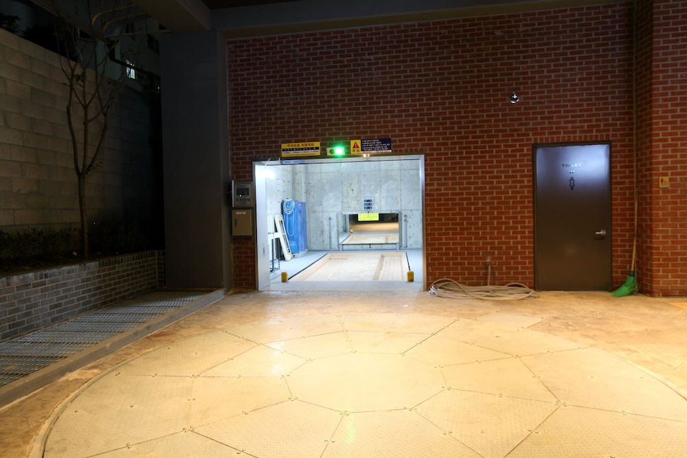 Bricks Hotel 11/38