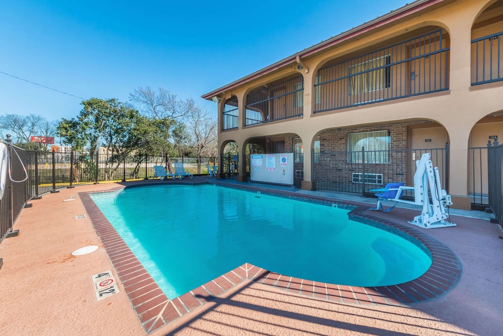 Econo Lodge San Marcos University Area 1/31