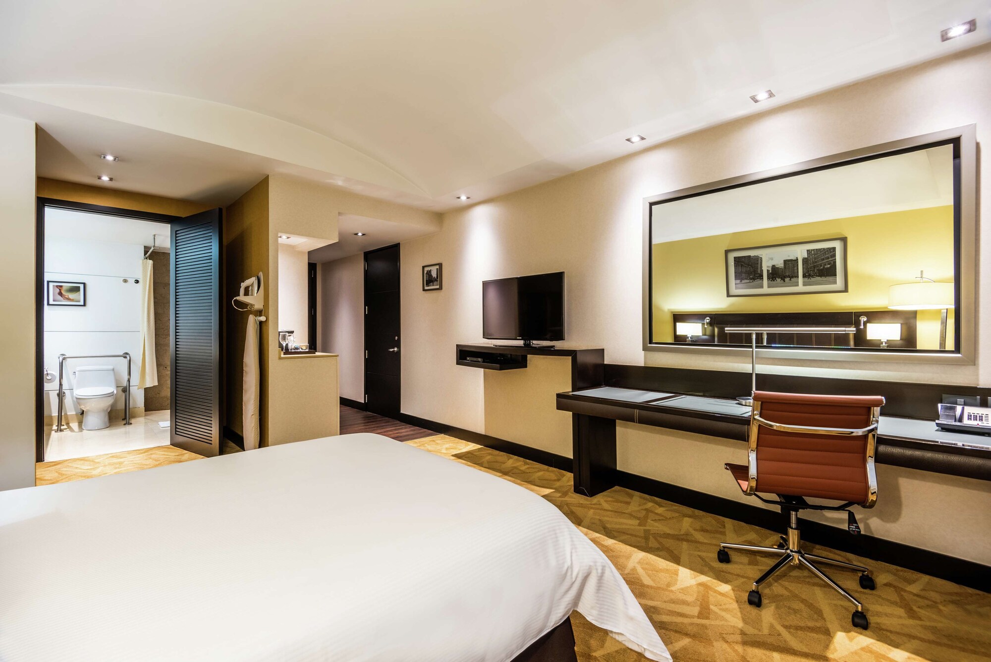 ROOM, QUEEN BED, ACCESSIBLE