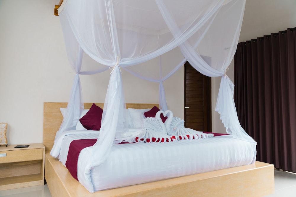 Three Gold Luxury Private Villas 12/50