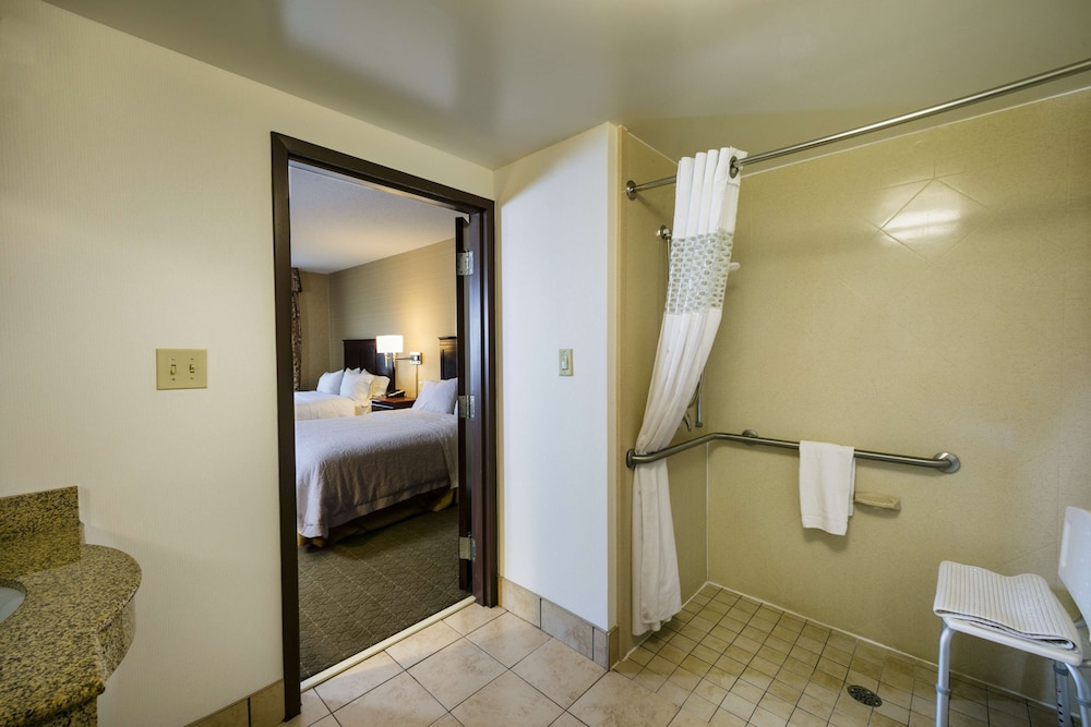 Hampton Inn & Suites Toledo-Perrysburg 25/50