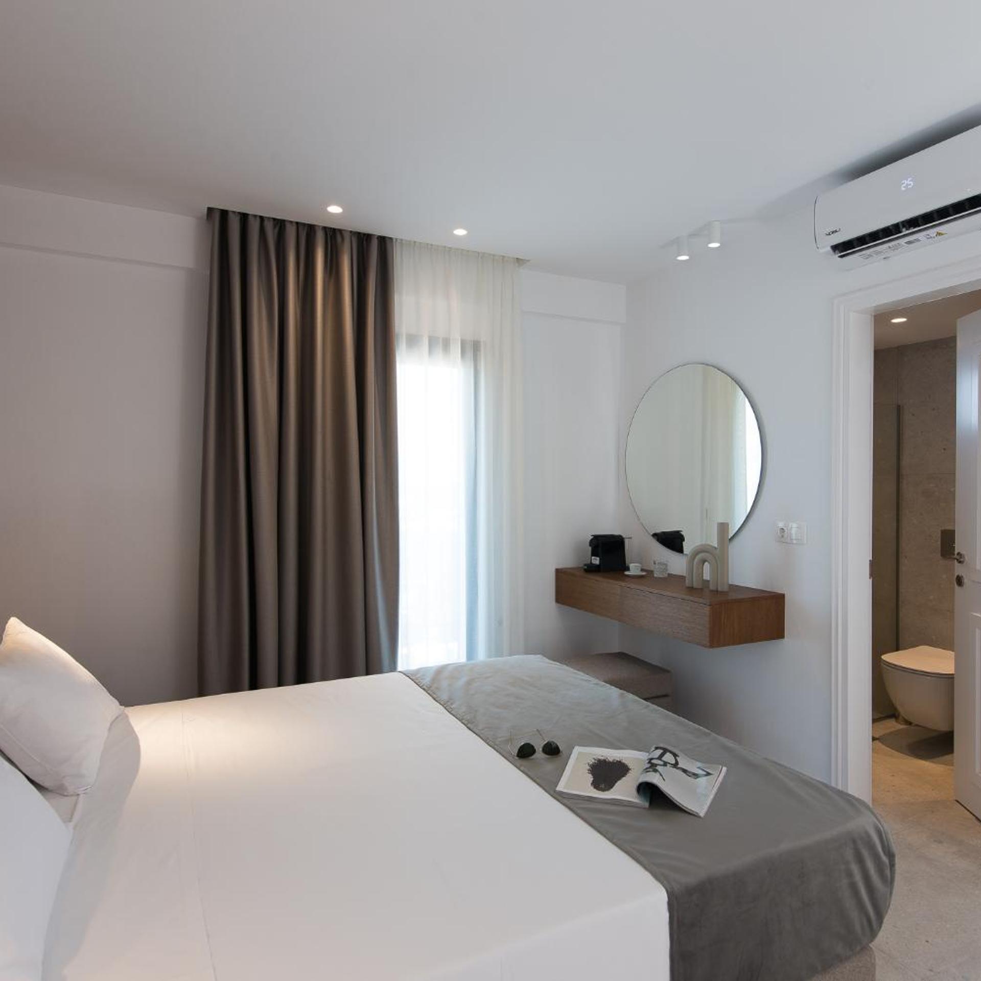 Deluxe, Double Bed, Pool Front