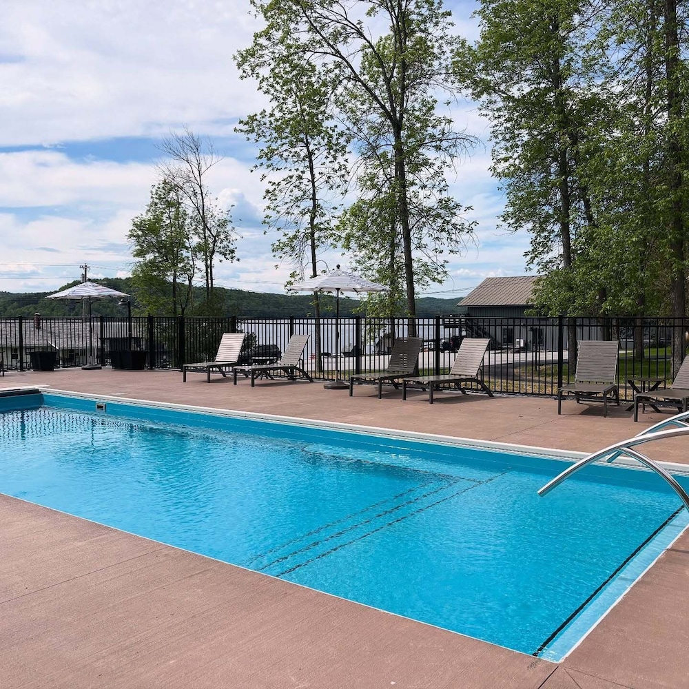 Lake Bomoseen Lodge 22/50