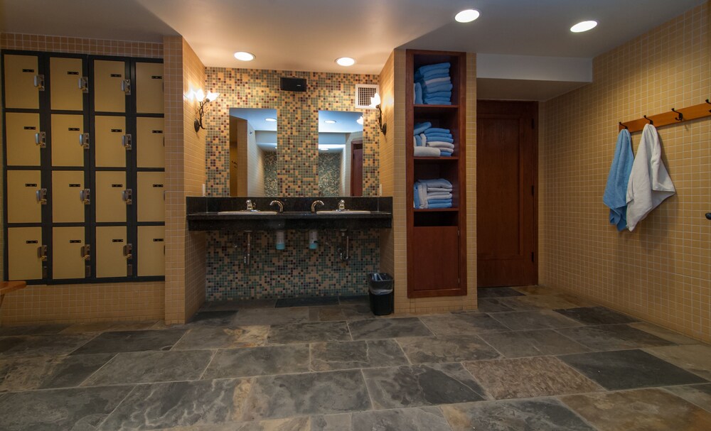 Fox Hotel & Suites 10/63
