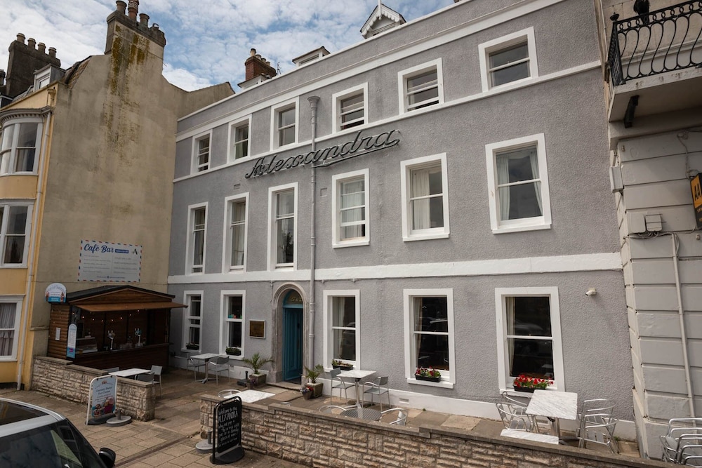 The Alexandra Hotel 2/71