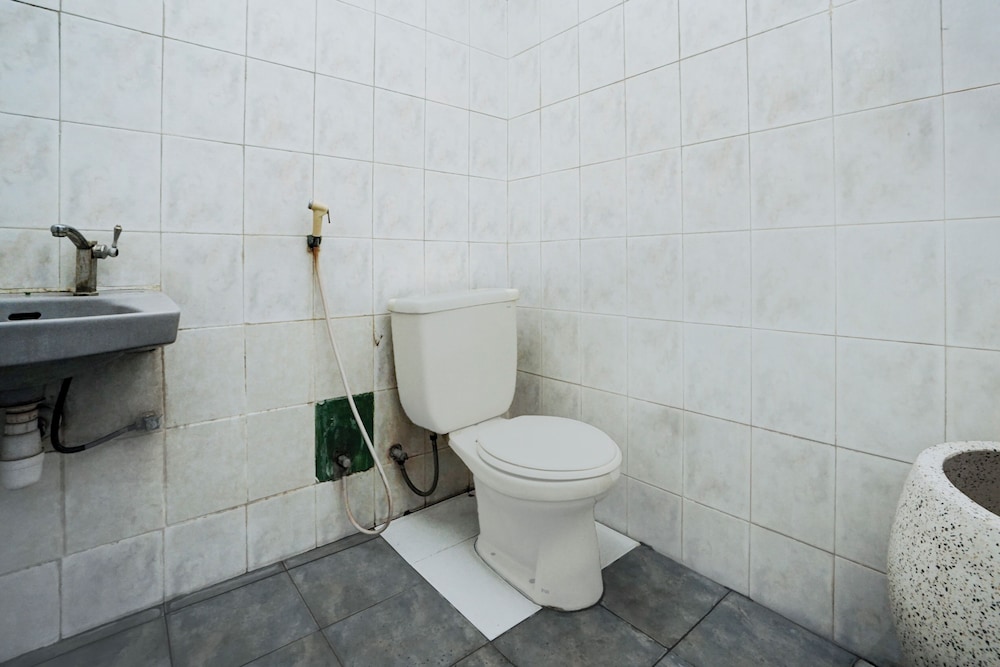 Hotel O Bungurasih Near Juanda International Airport Formerly Griya Waru Hotel 32/33