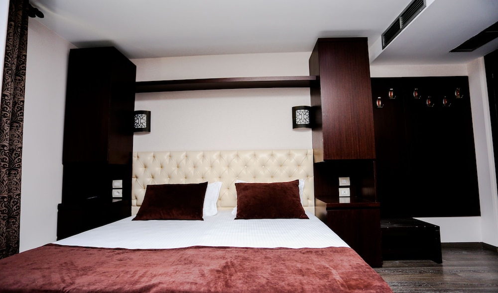 HOTEL TOWN HOUSE 10/36