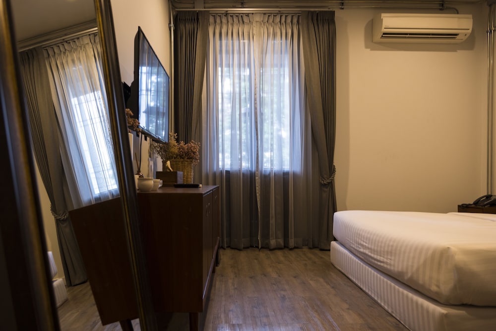 ROOM, KING BED, PATIO