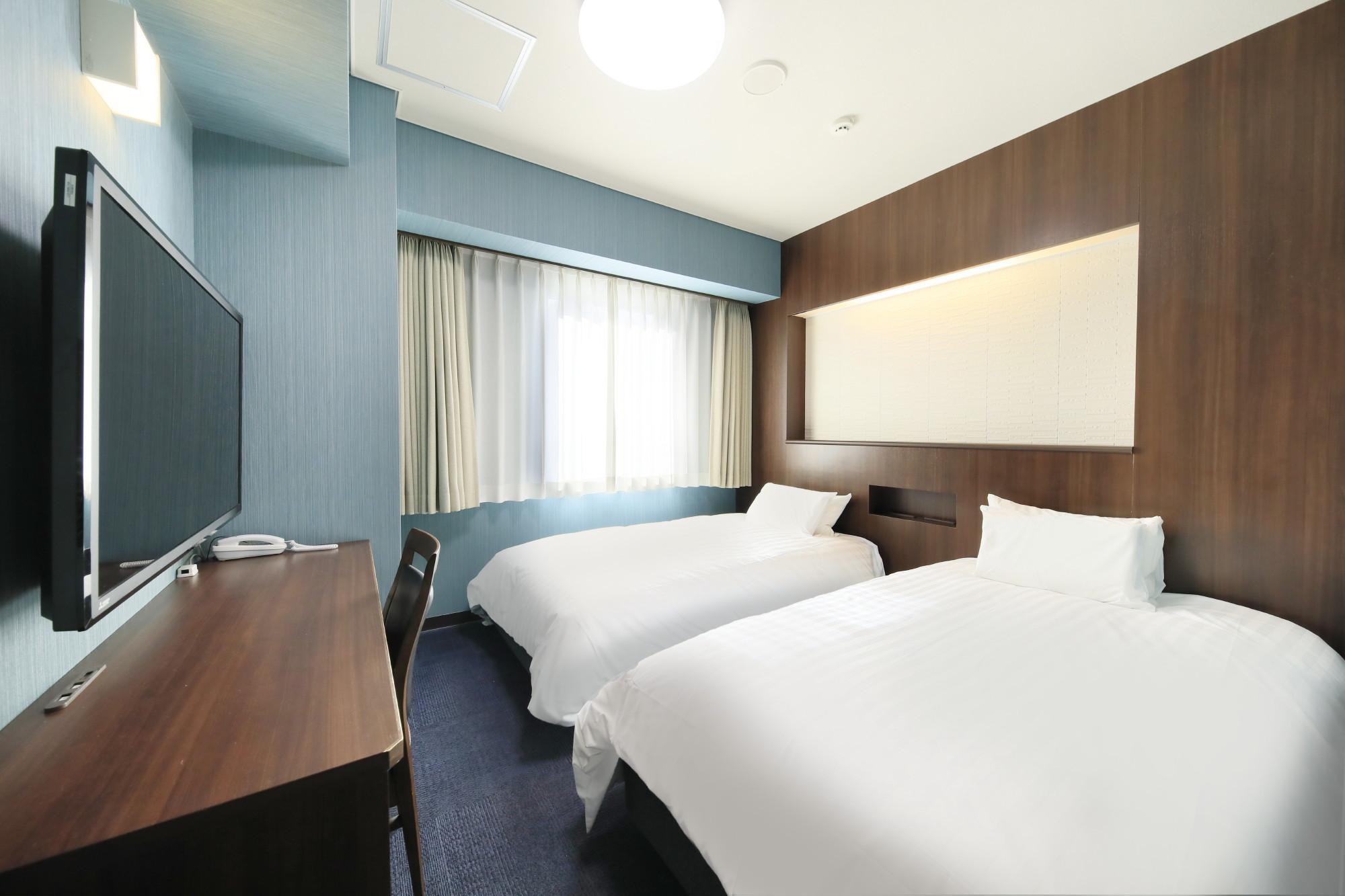Compact, Twin Beds, Smoking