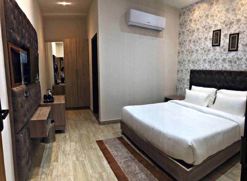 SPT Clarks Inn Suite Mandi 7/22