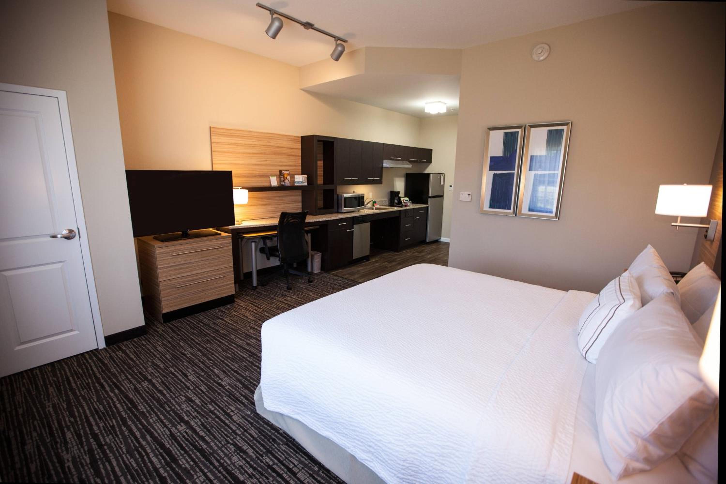 Studio, King or Queen Bed, Balcony