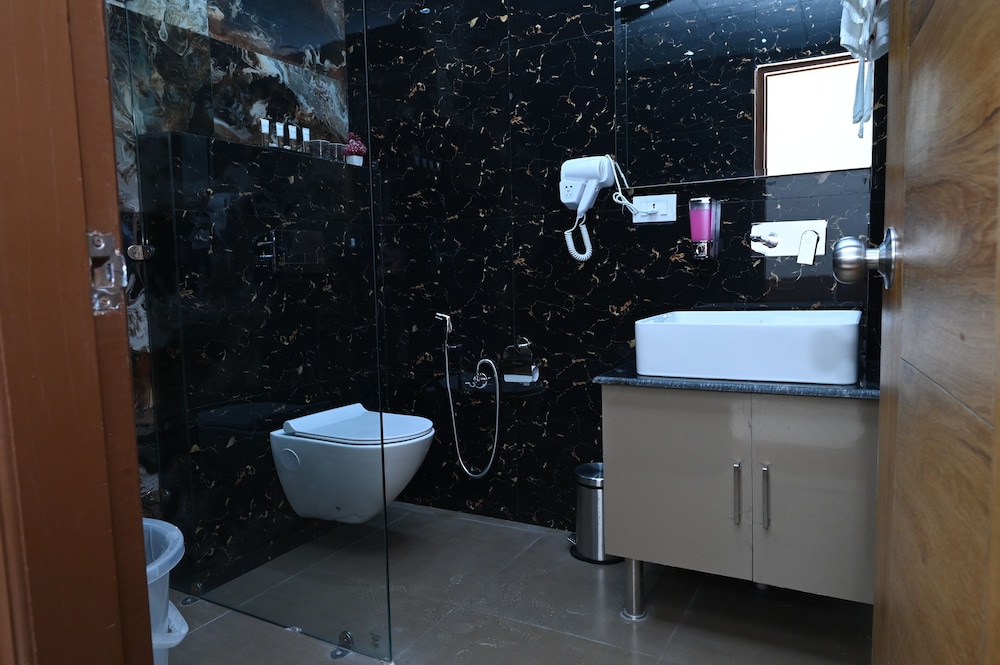 SPT Clarks Inn Suite Mandi 21/22