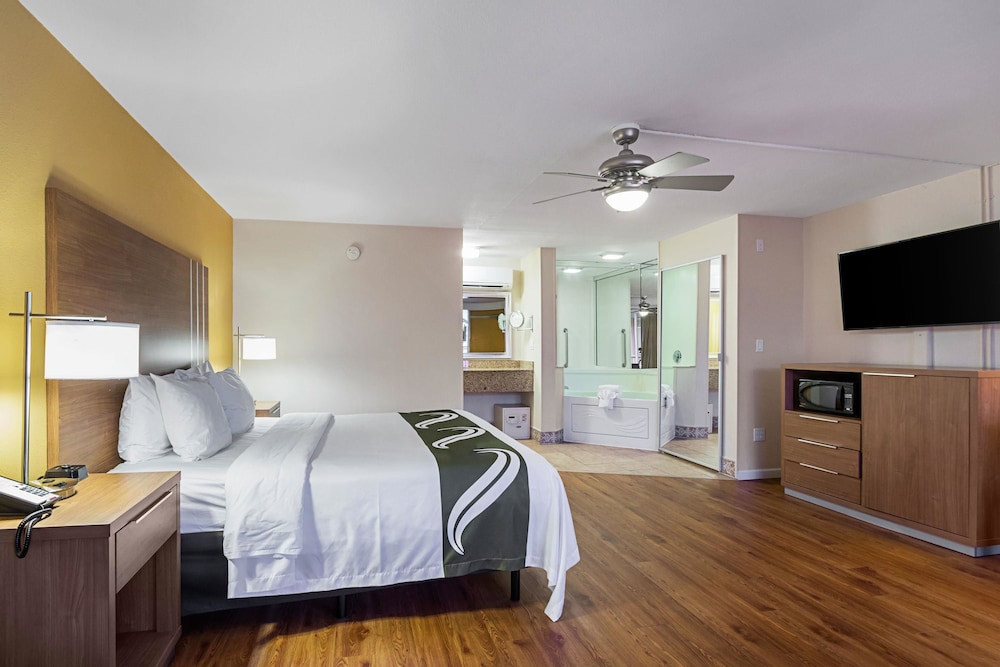 Quality Inn and Suites Airport Cruise Port Hollywood 33/55