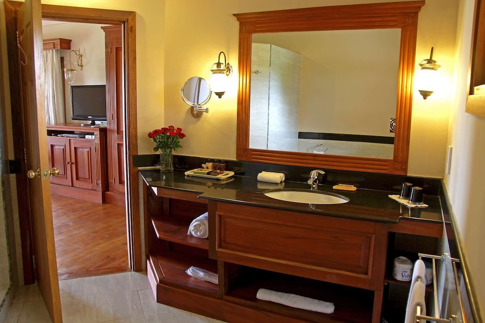 Ocean Beach Resort & Spa 13/81