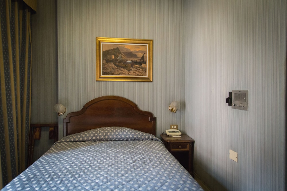 ECONOMY, FRENCH BED