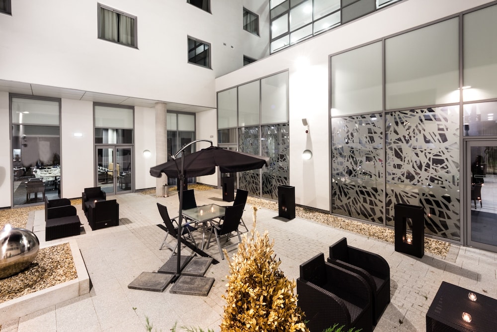 Heston Hyde Hotel 30/43