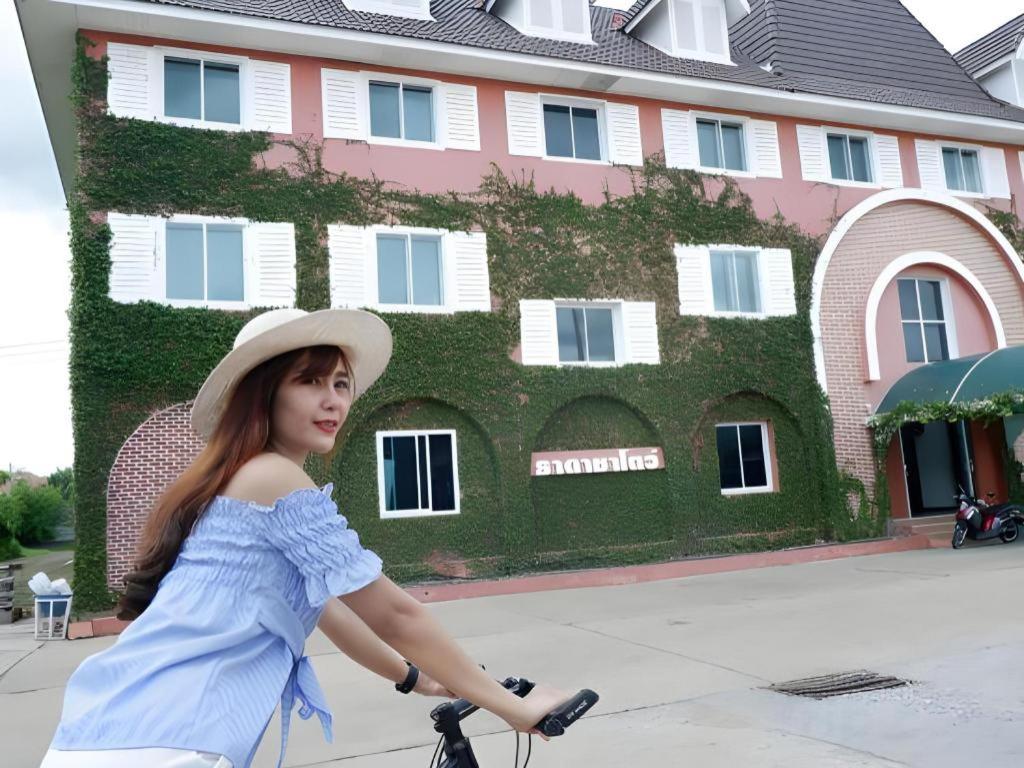 Thada Chateau Hotel 49/50