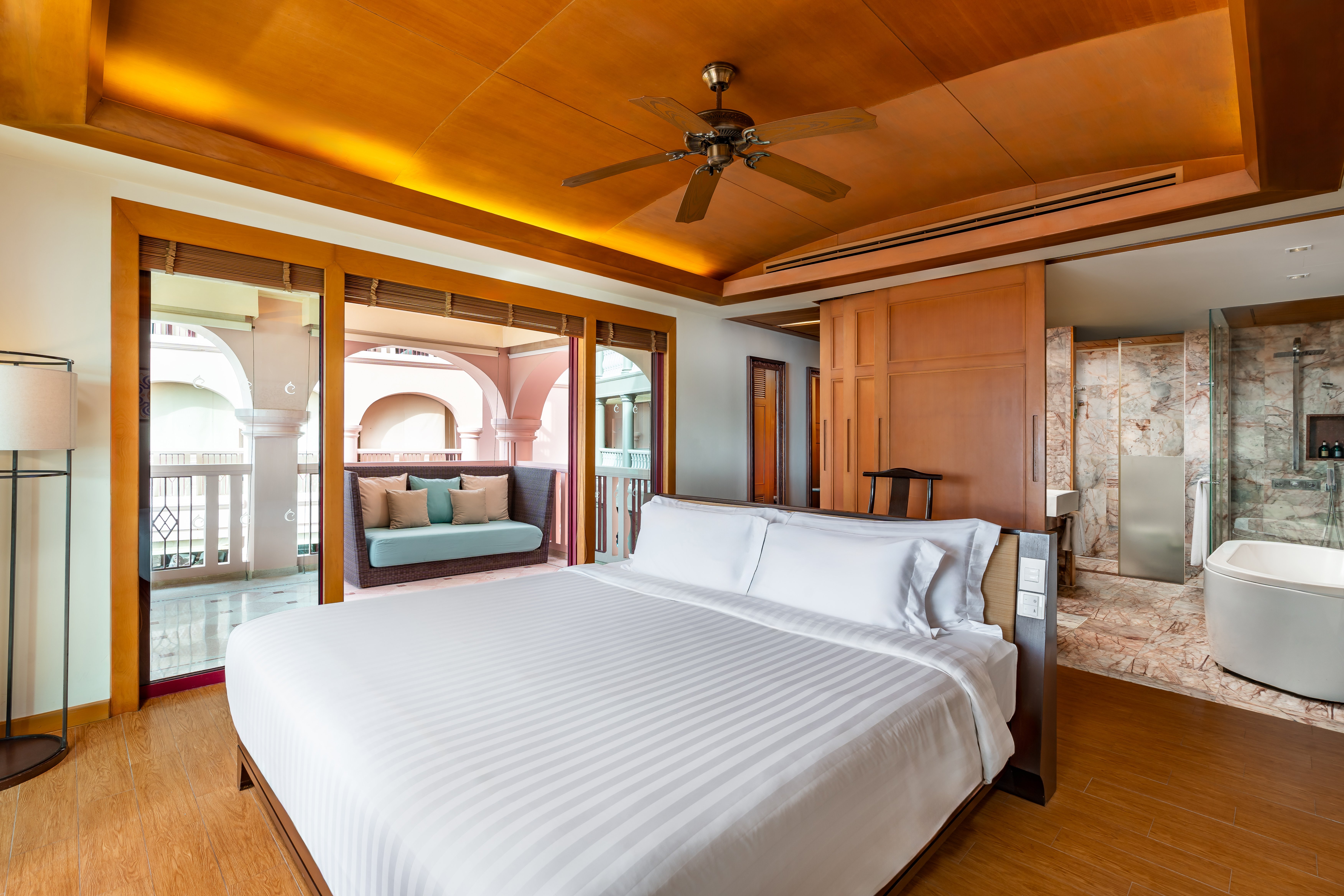 PREMIUM, DELUXE, KING BED