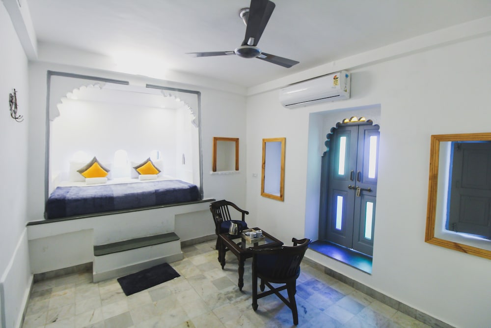 Moustche Udaipur 29/68