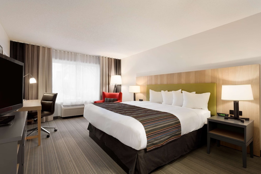 Country Inn & Suites by Radisson, Chippewa Falls, WI 7/25