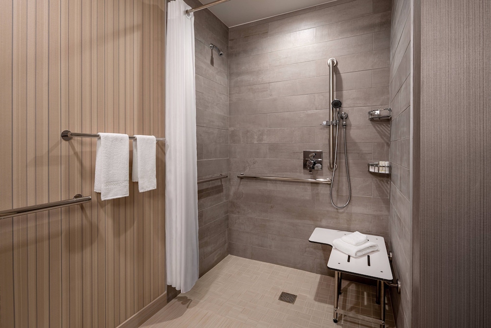 غرفة بسرير كينج مع أريكة لذوي الإعاقة، Courtyard by Marriott Petaluma Sonoma County 3/5