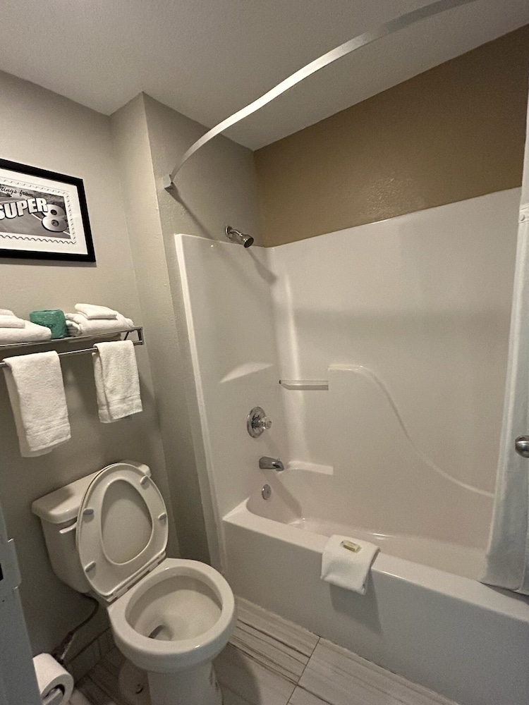 Super 8 by Wyndham Fayetteville 36/39