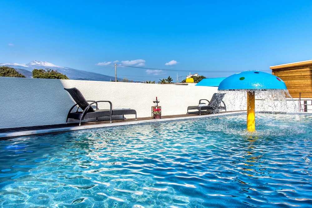 T Island Resort 67/73