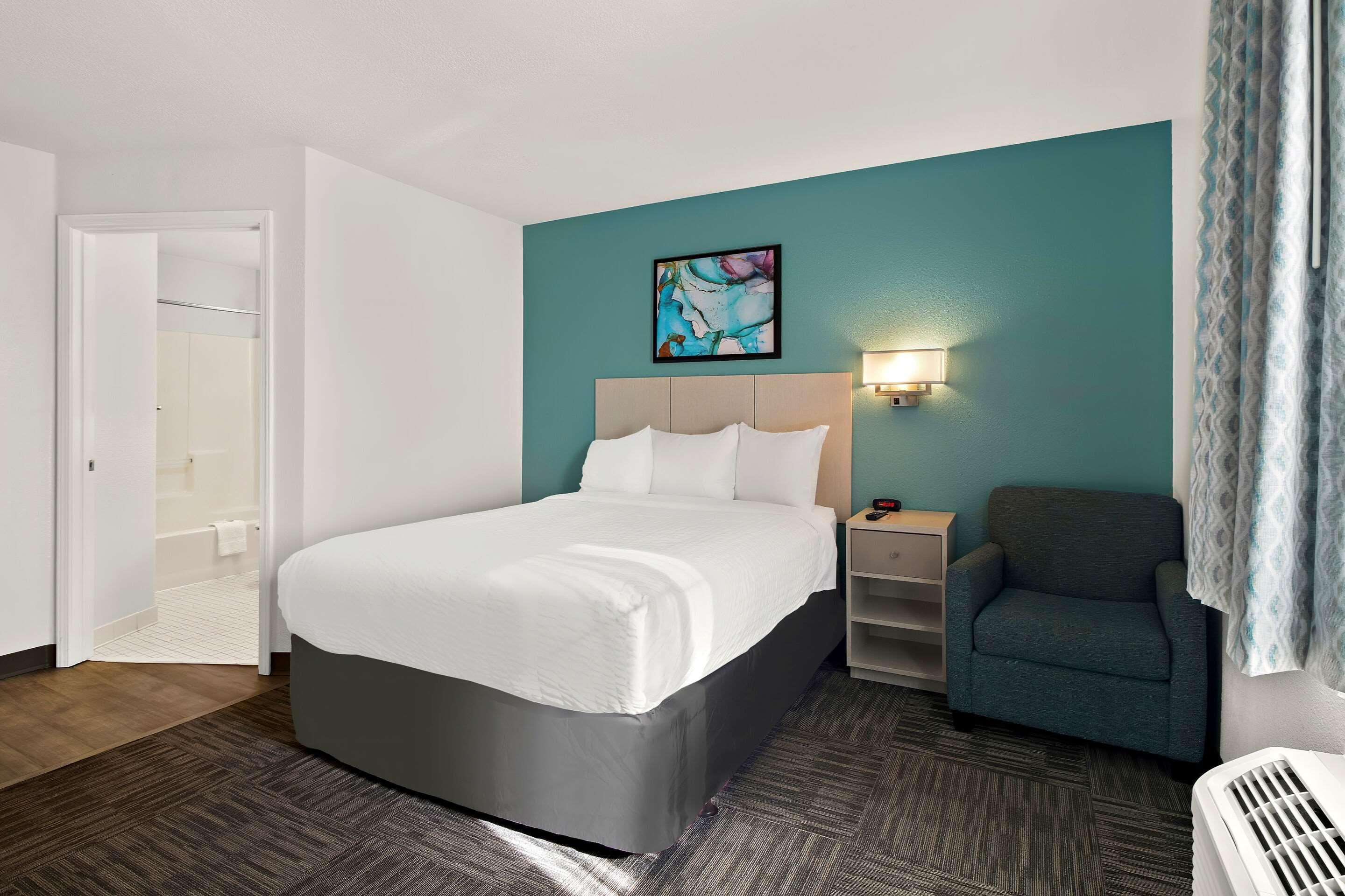 SUITE, QUEEN BED