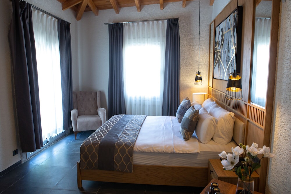 SUITE, KING BED, CORNER