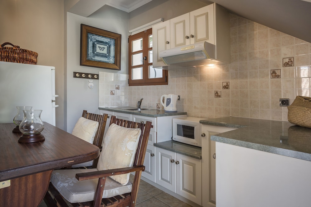 Faros Suites - Adults Only 36/50