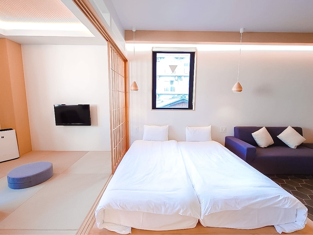 غرفة عائلية بسريرين منفصلين وفرشتي فوتون بحوض استحمام، Hotel Imagine Kyoto 2/10